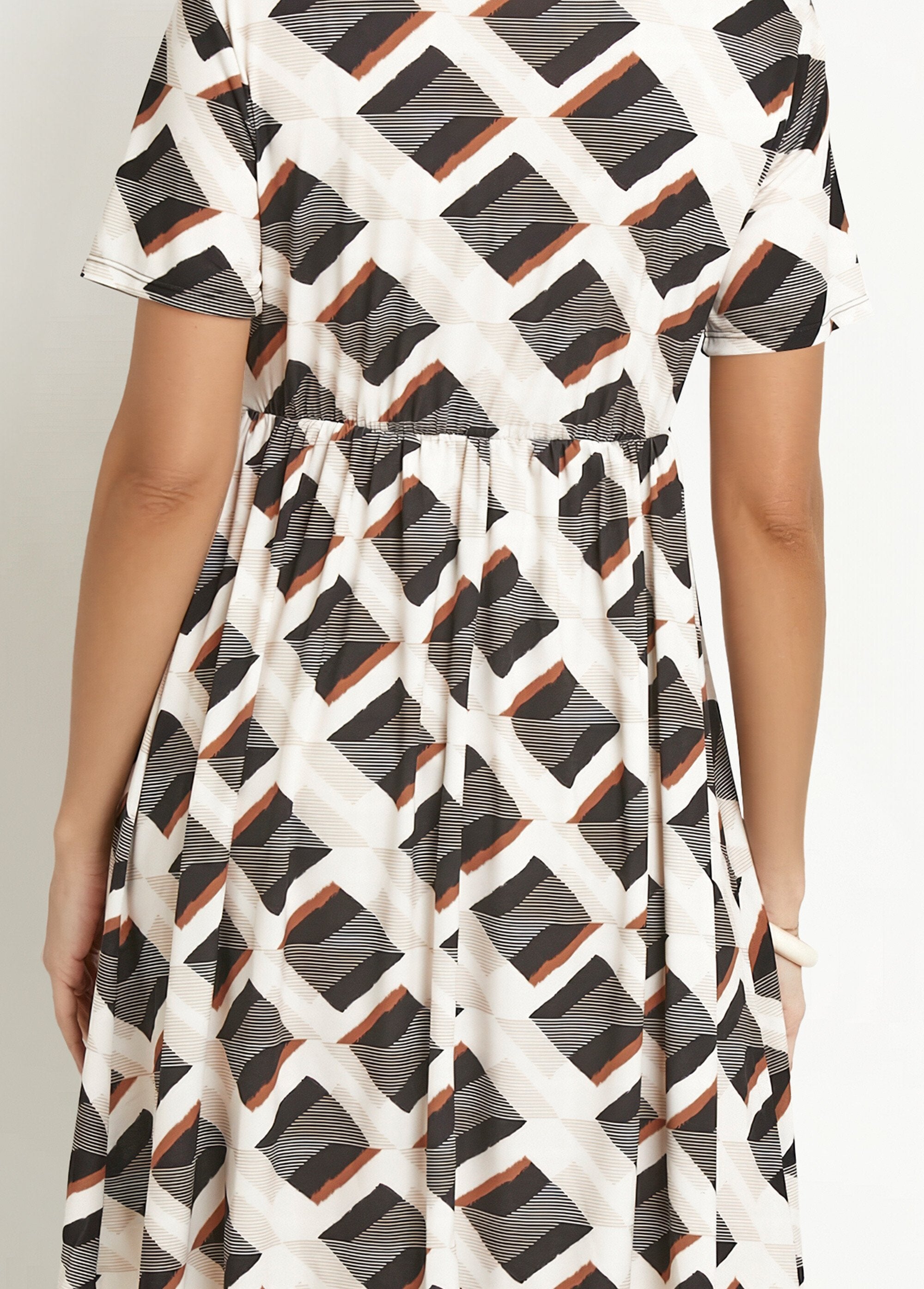 Geometric_pattern_wrap_dress_Beige_and_black_DE1_slim