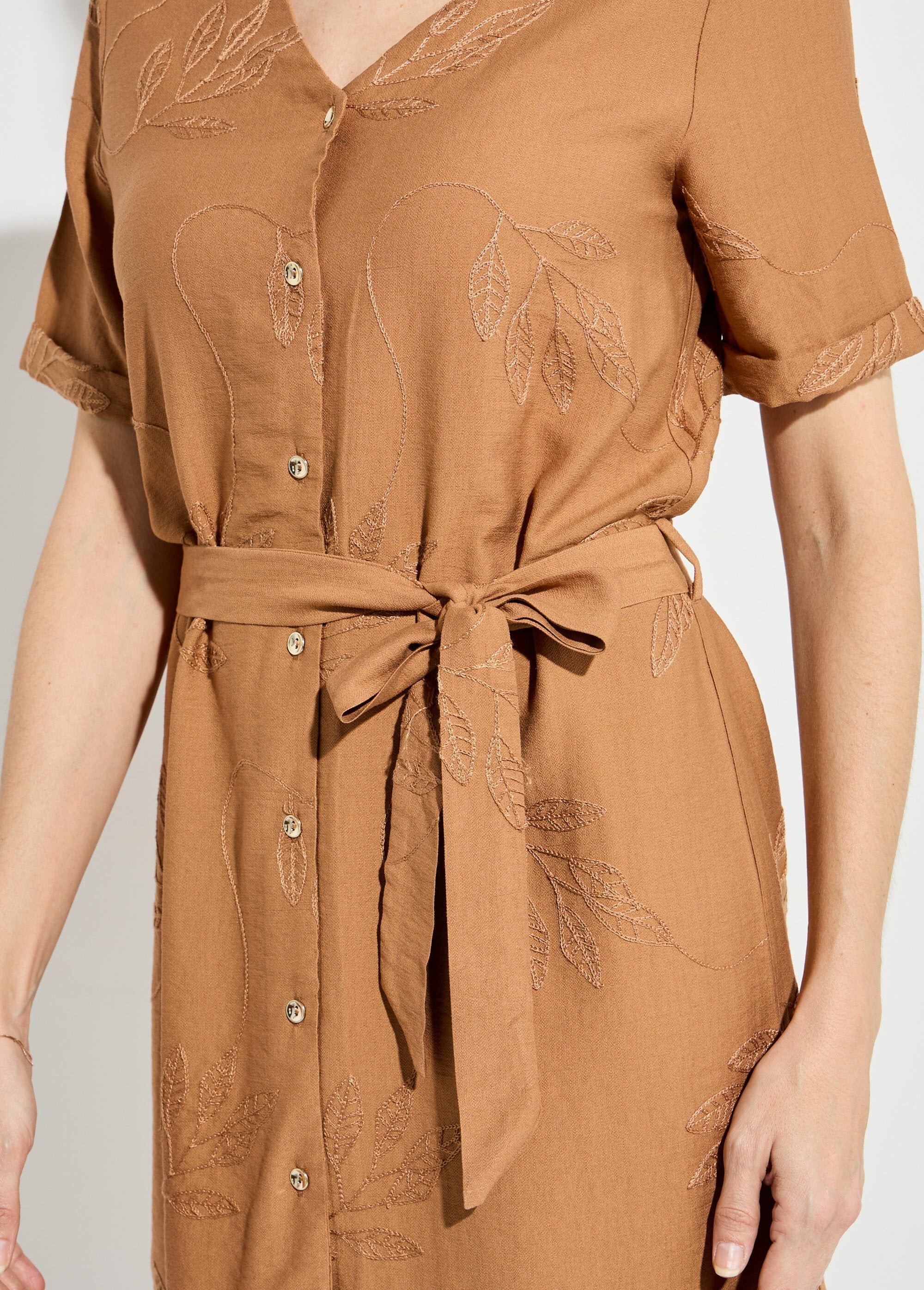 V-neck_shirt_dress,_embroidered_with_foliage_camel_DE2_slim