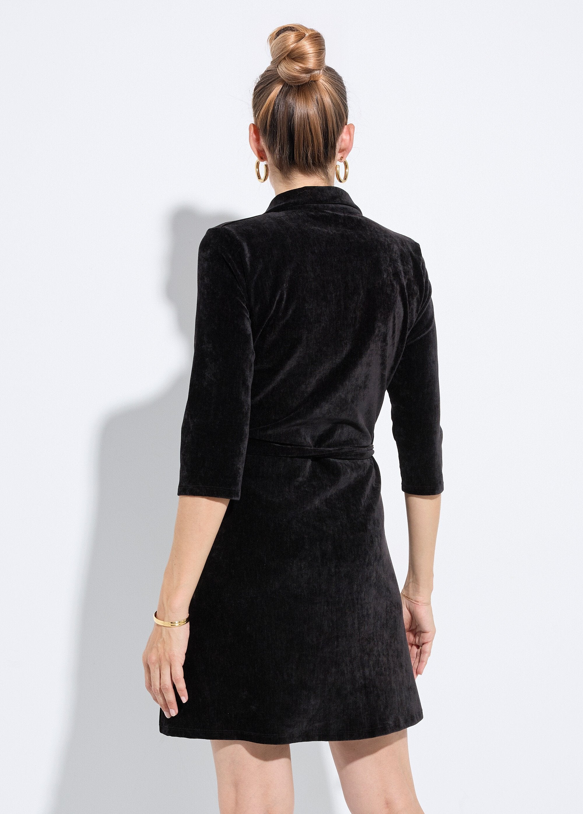V-neck_dress_with_belt_in_short_velvet_Black_DO1_slim
