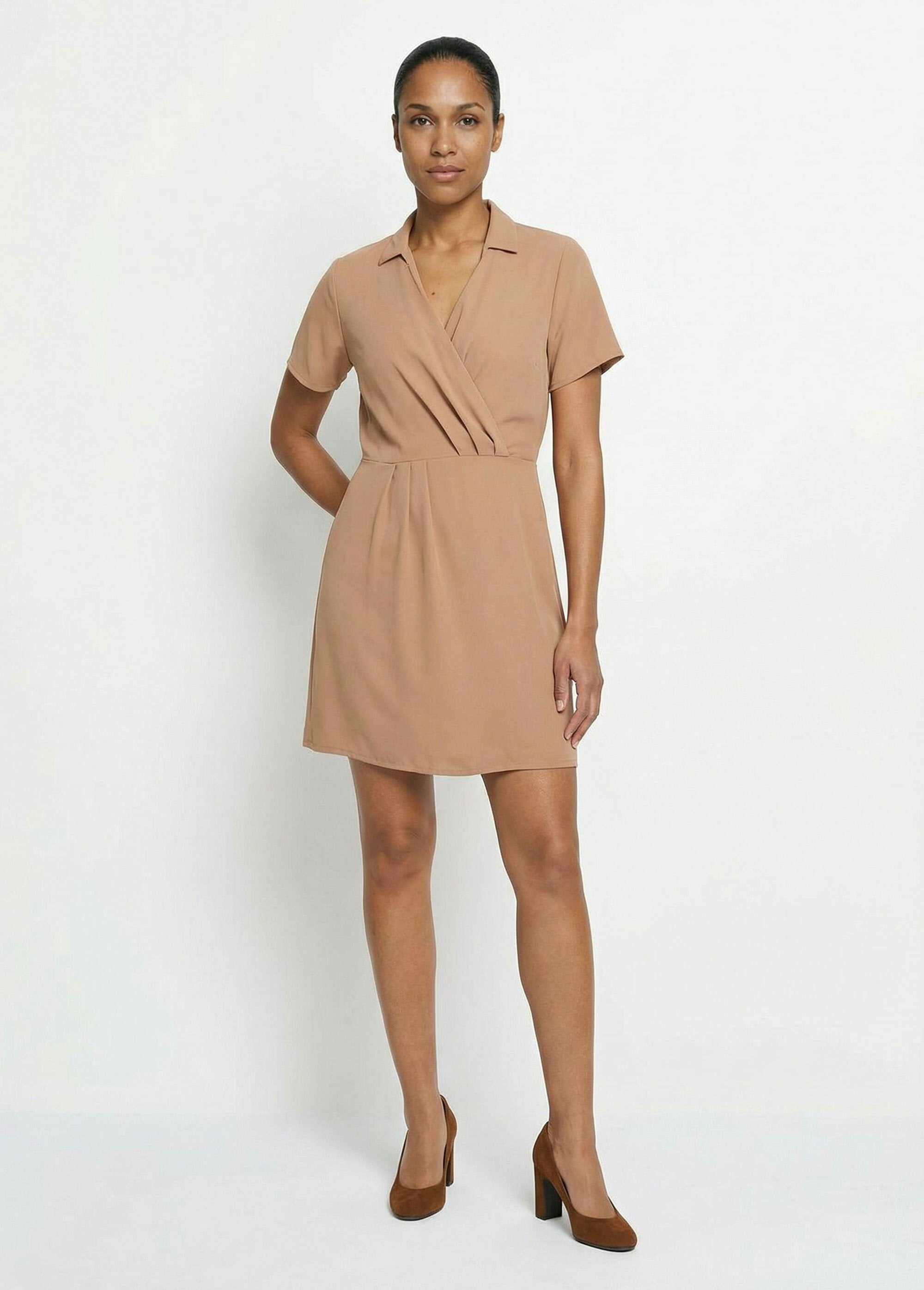 V-neck_dress_with_short_sleeves,_Essential_camel_SF1_slim