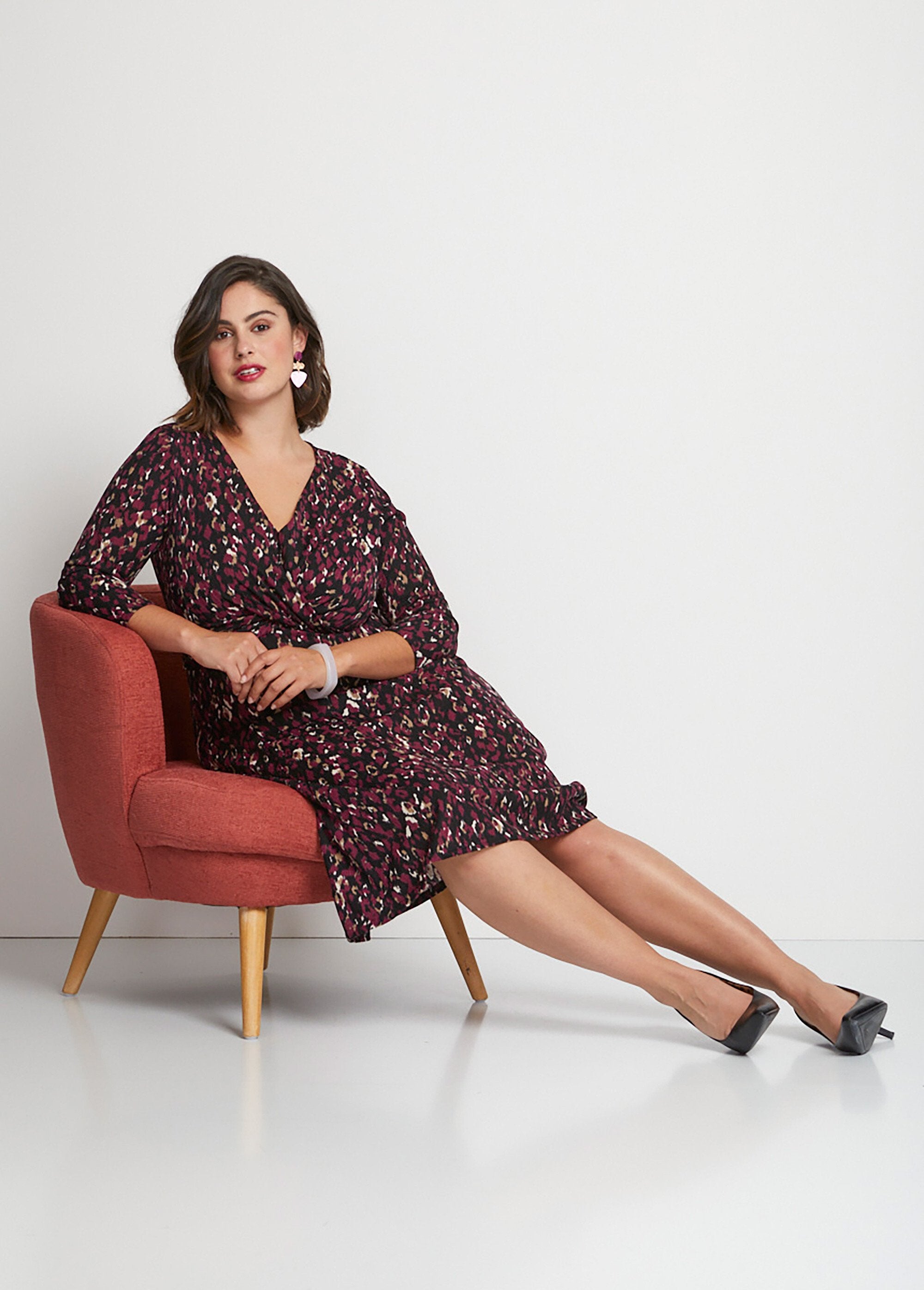 Short_knit_wrap_dress_Plum_print_SF1_curvy