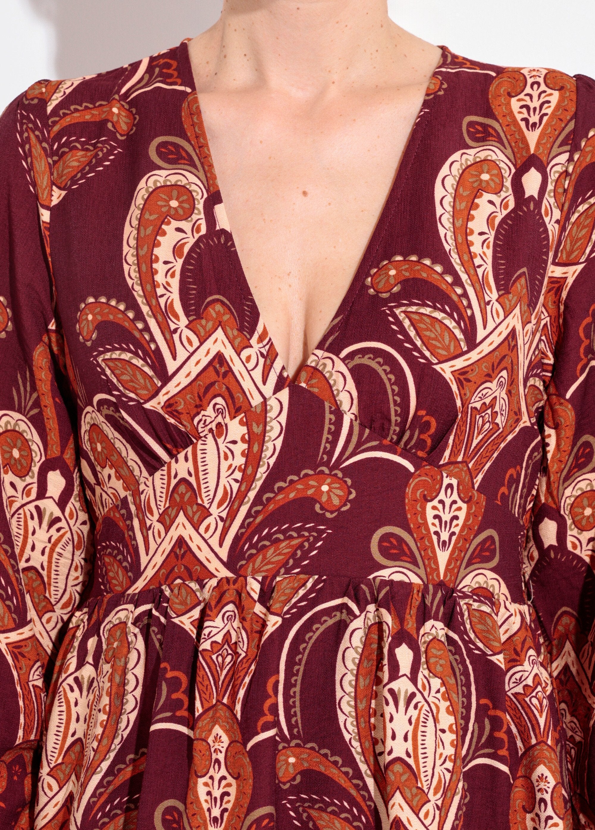 Robe_courte_col_V_imprimé_cachemire_Bordeaux_DE1_slim
