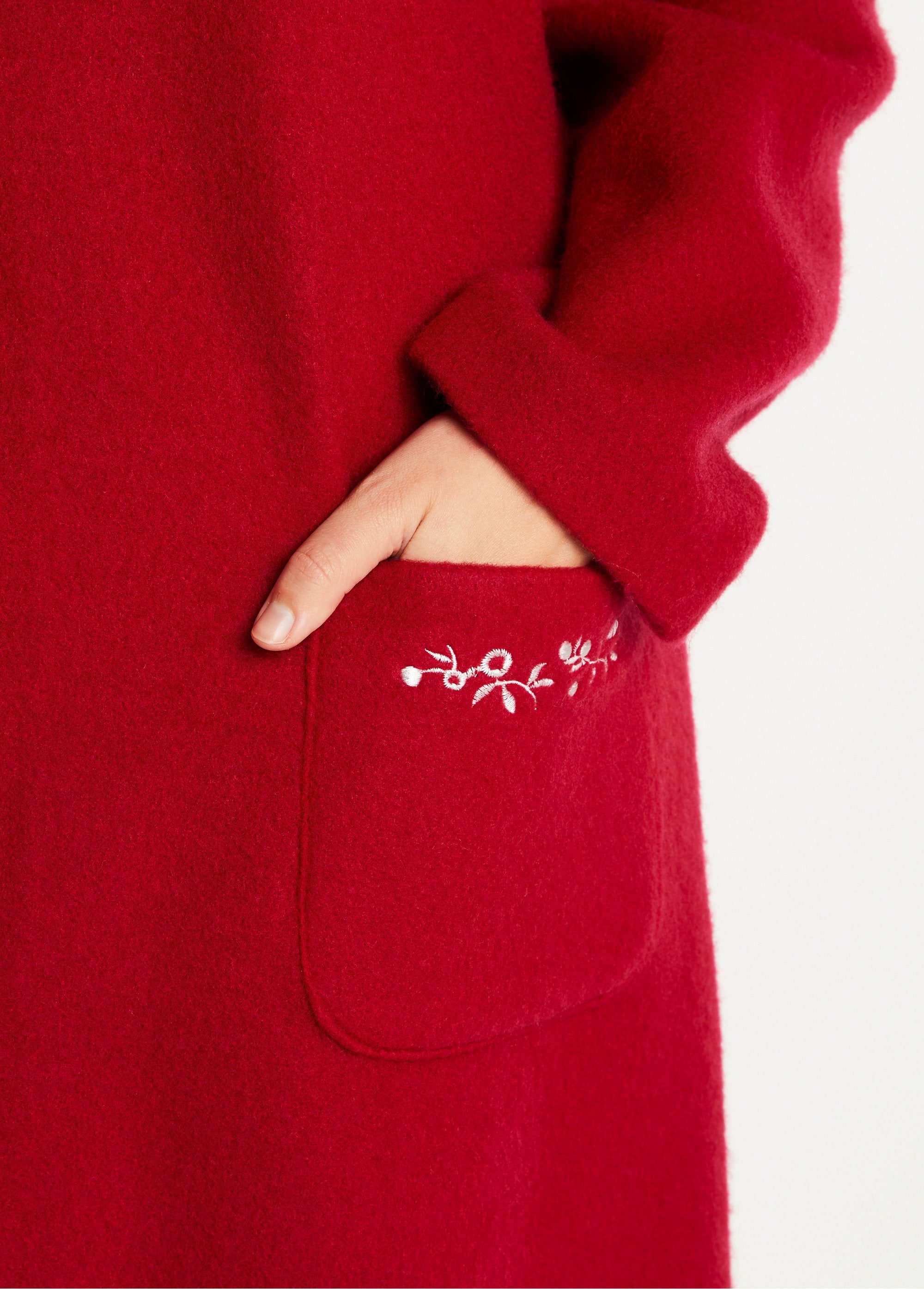 Courtelle_embroidered_dressing_gown_bathrobe_Ruby_DE2_curvy