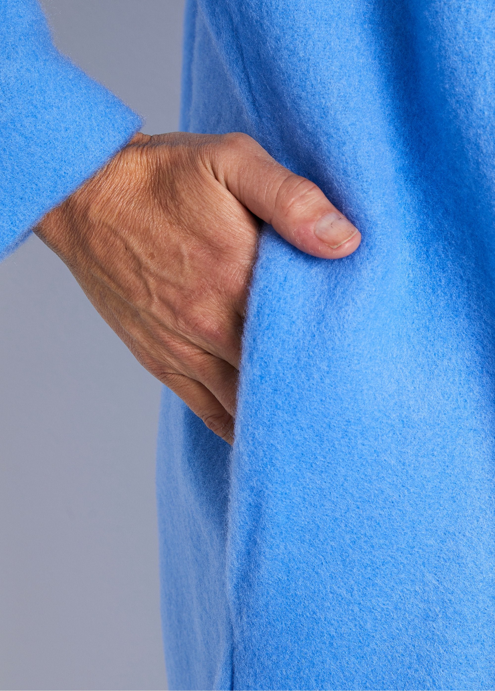 Zipped_and_embroidered_dressing_gown_Blue_DE2_slim