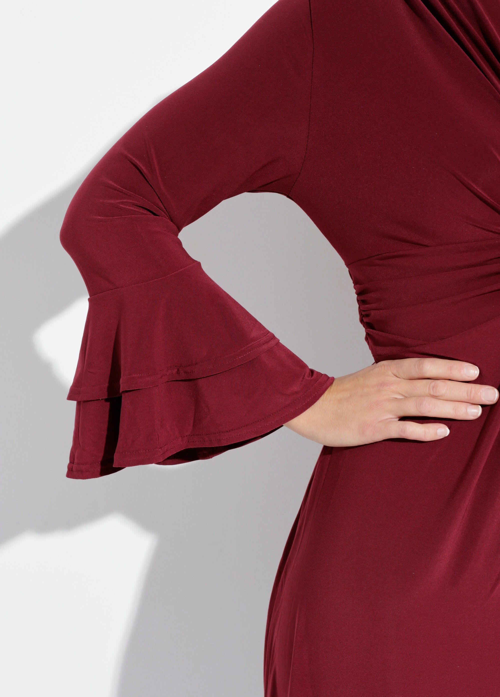 Long_wrap_dress_with_ruffled_sleeves_Bordeaux_DE2_slim