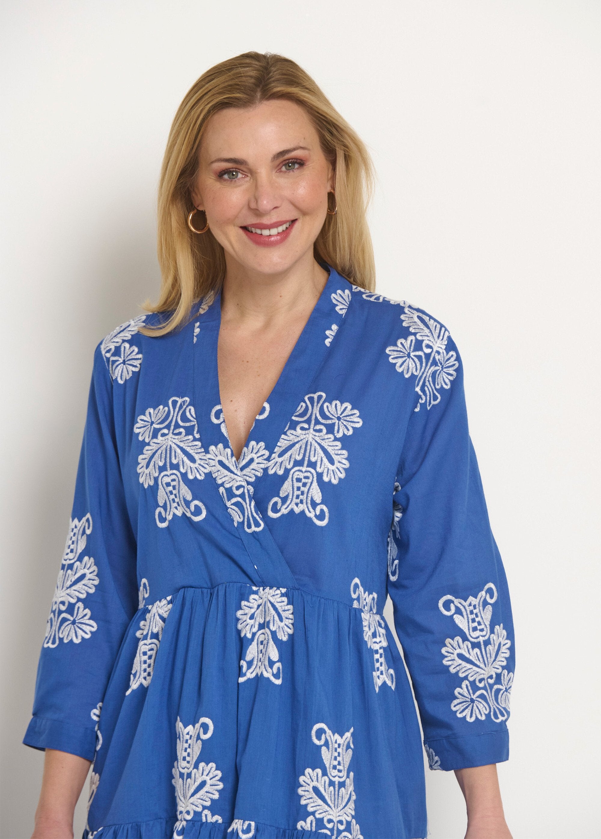 Short_ruffled_dress_with_embroidery_Blue_DE1_slim