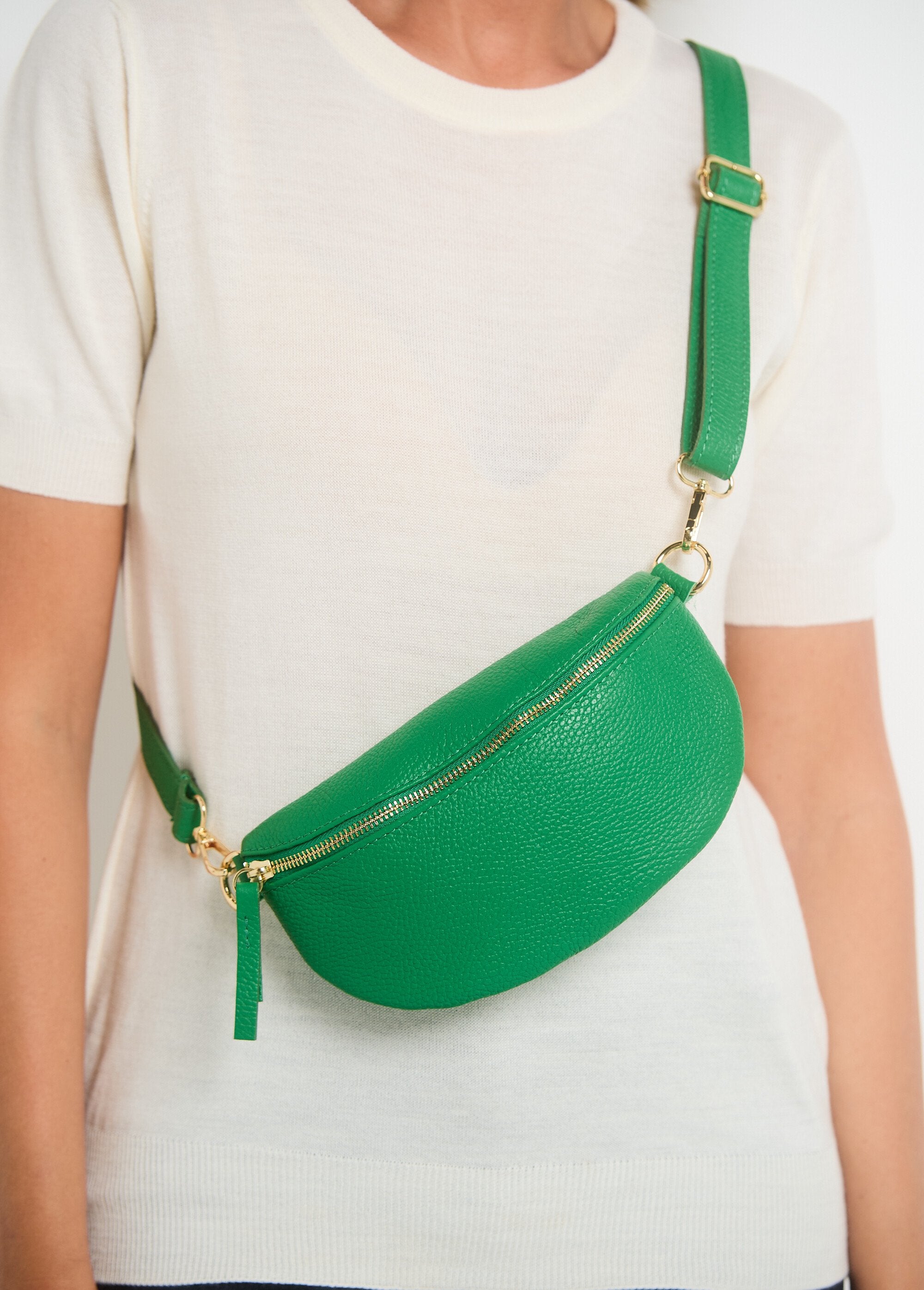 Women's_grained_leather_fanny_pack_Grass_green_DE1_slim