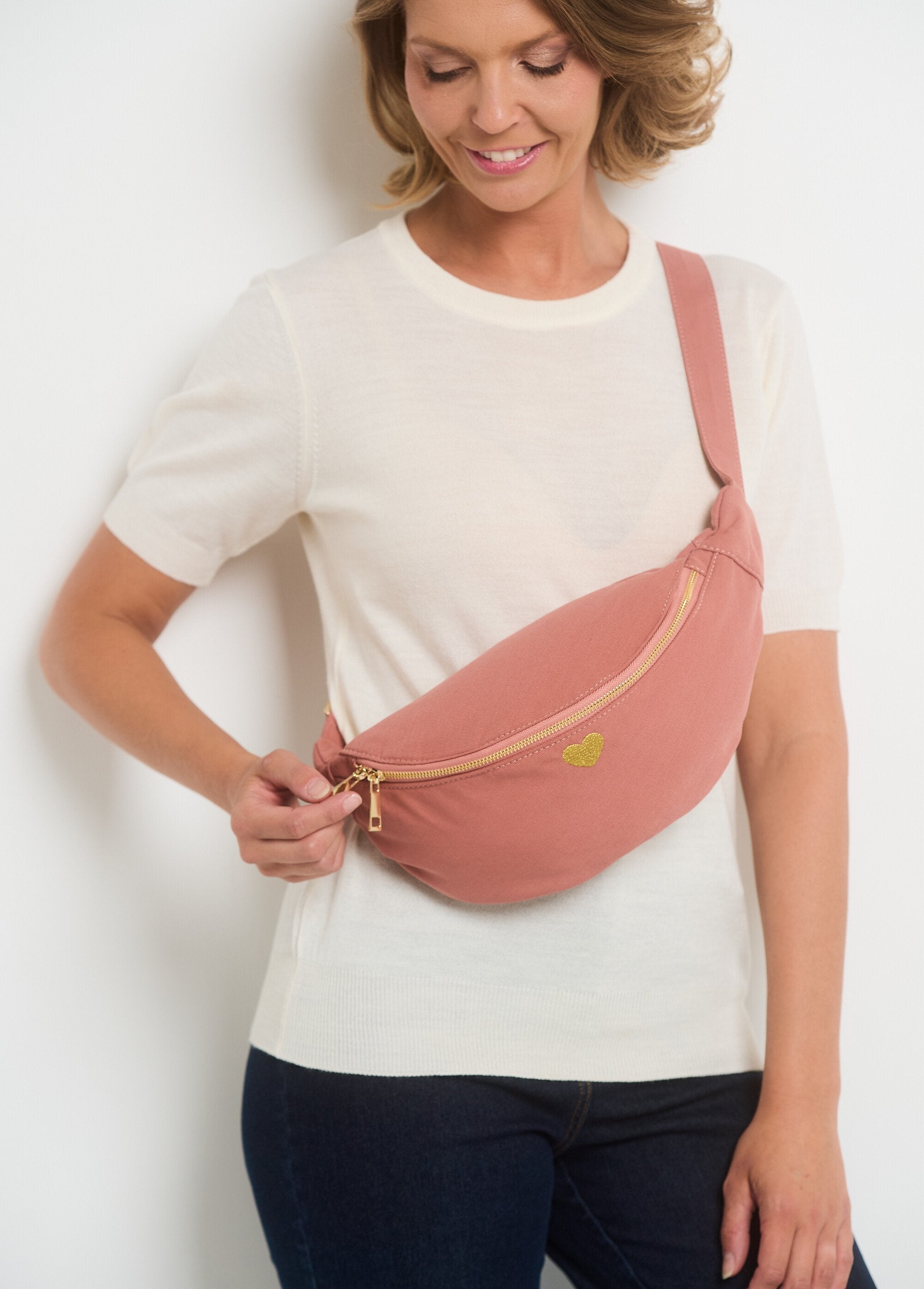 Plain_zipped_fanny_pack_with_heart_embroidery_Powdery_pink_FA1_slim