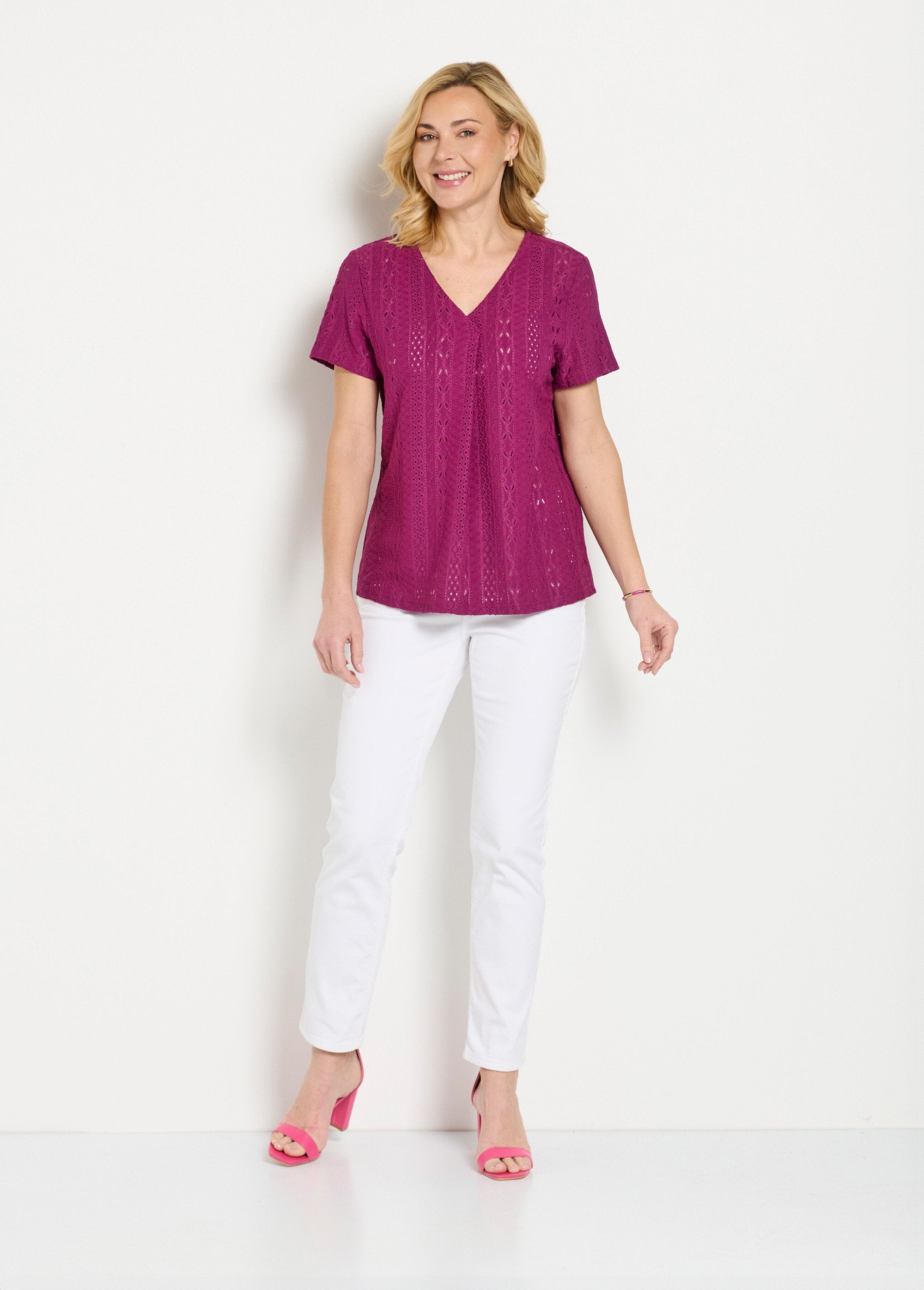 Loose_V-neck_plain_t-shirt_with_embroidery_effect_Cassis_SF1_slim