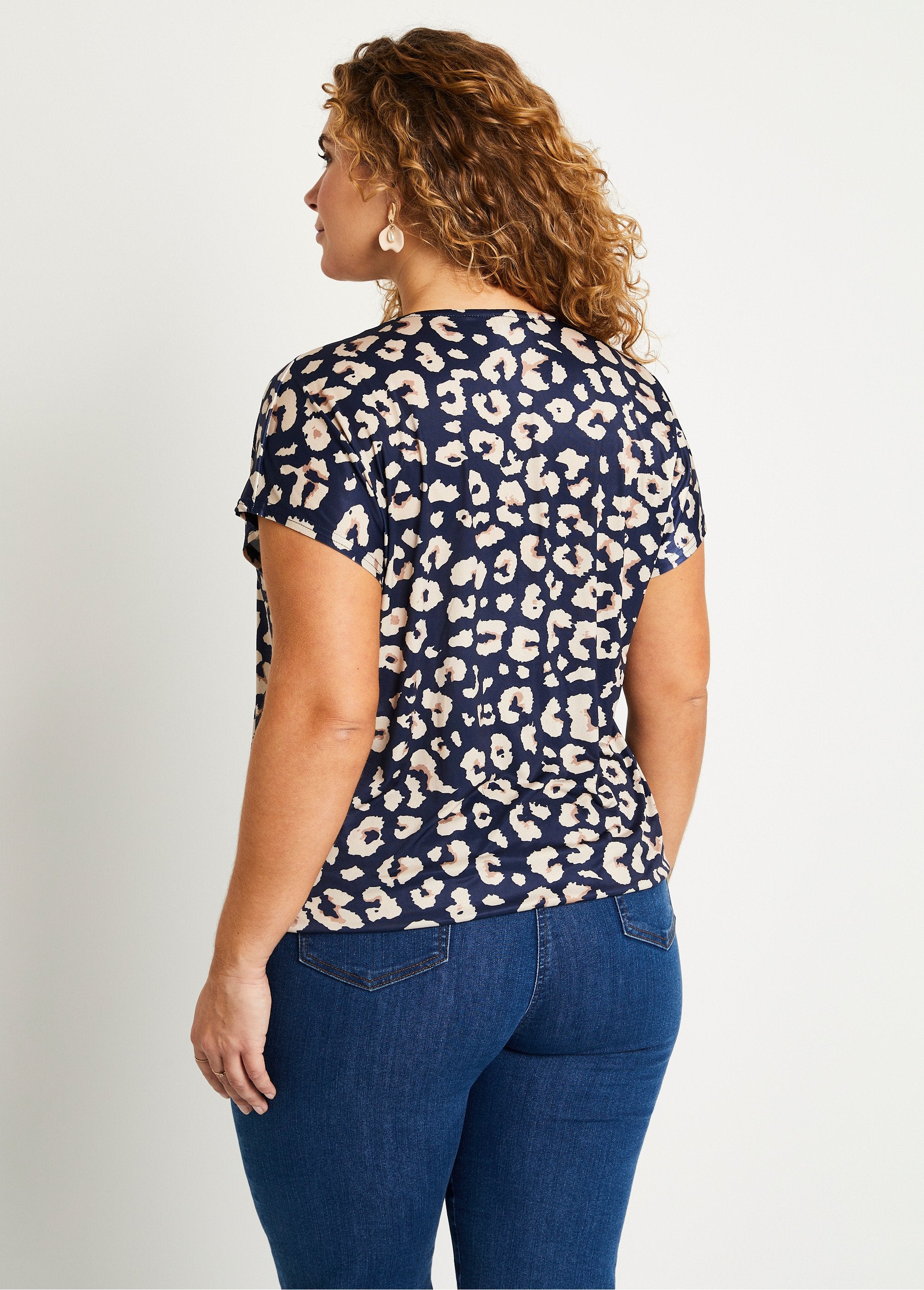 Blousant_animal_print_V-neck_T-shirt_Navy_and_beige_DO1_curvy