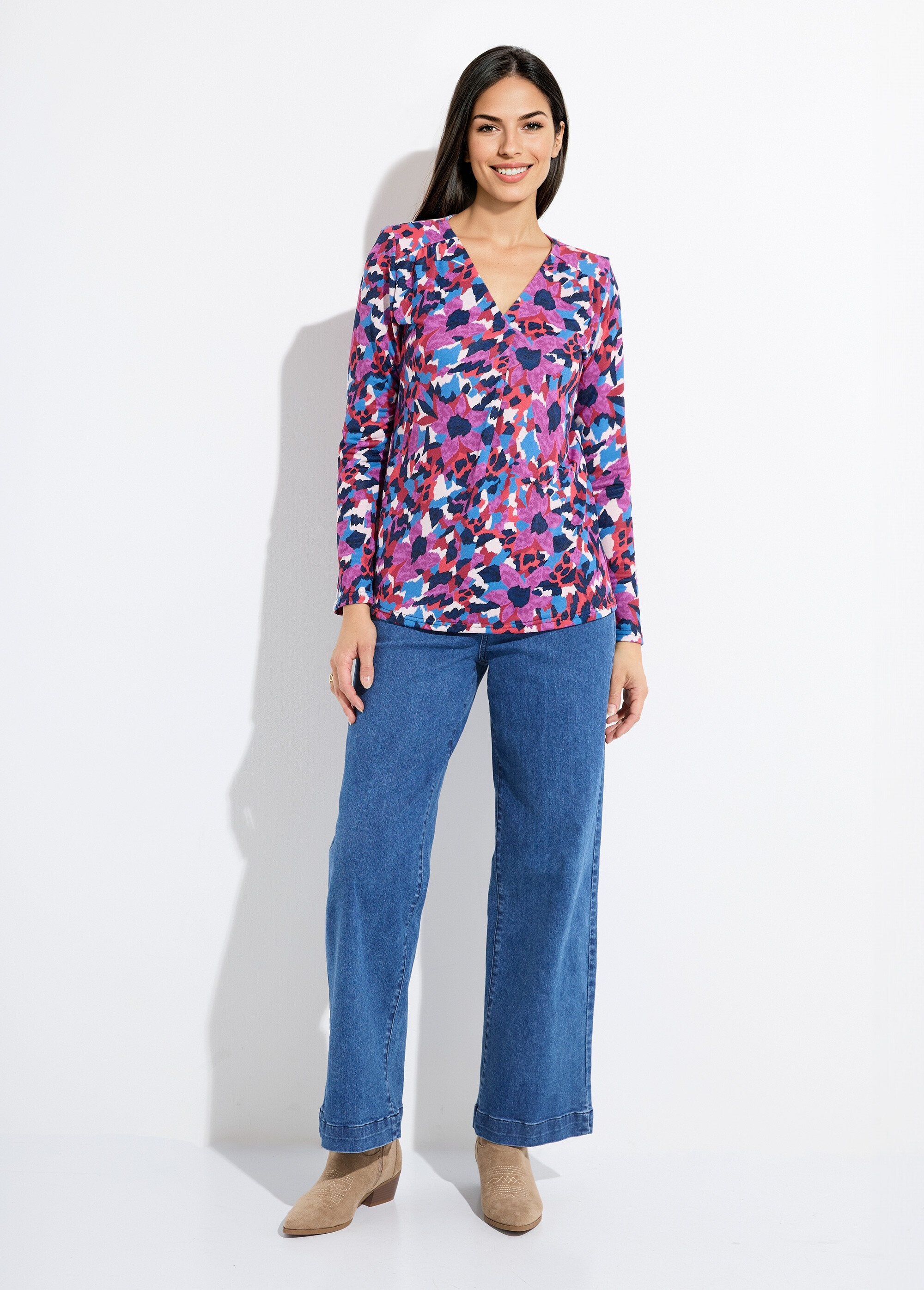Warm_flared_V-neck_t-shirt_with_multicoloured_print_Blue_print_SF1_slim