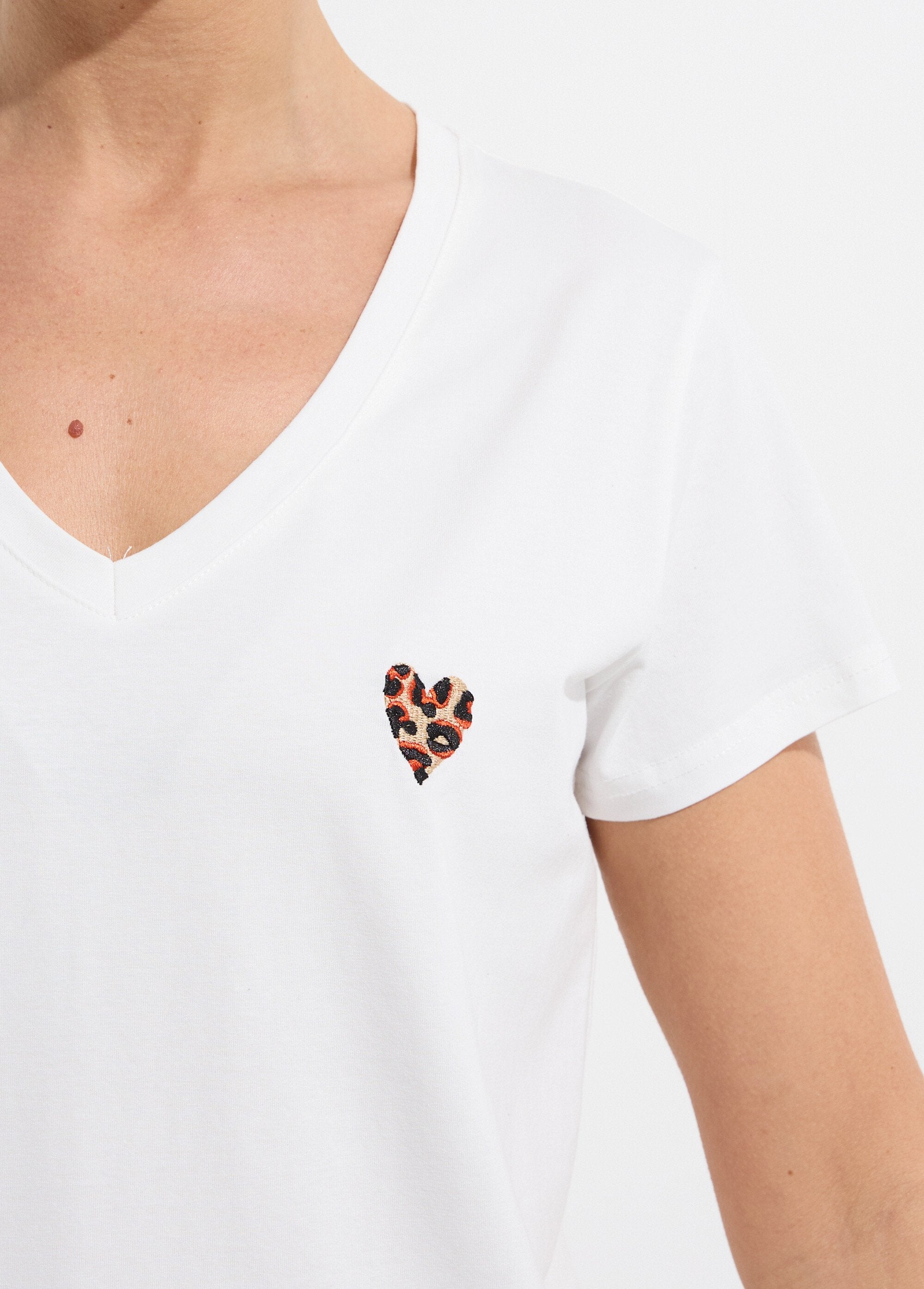 V-neck_T-shirt_with_neon_leopard_embroidery_White_DE1_slim