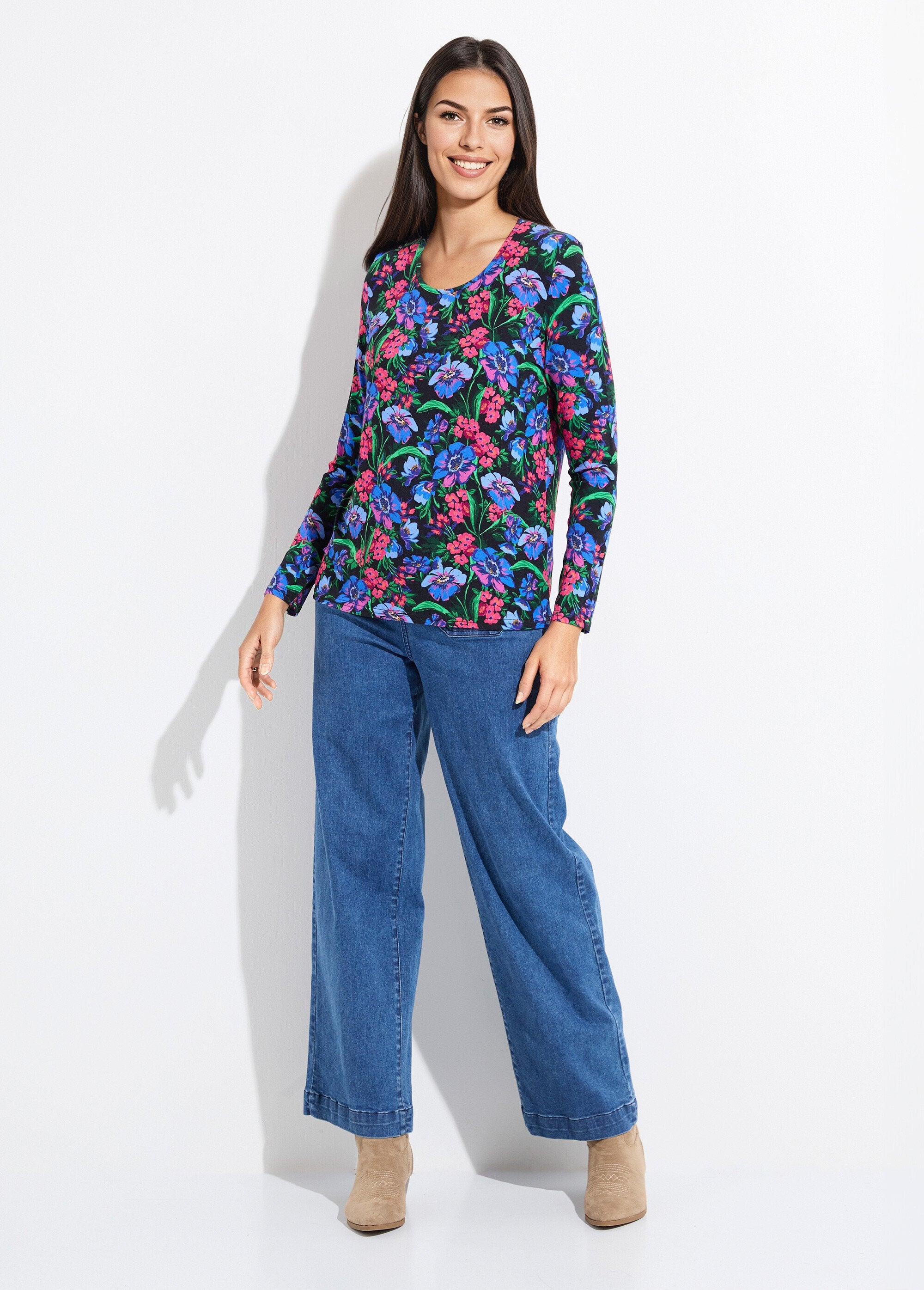 Floral_long-sleeved,_round-neck_straight-cut_T-shirt_Fuchsia_and_blue_SF1_slim