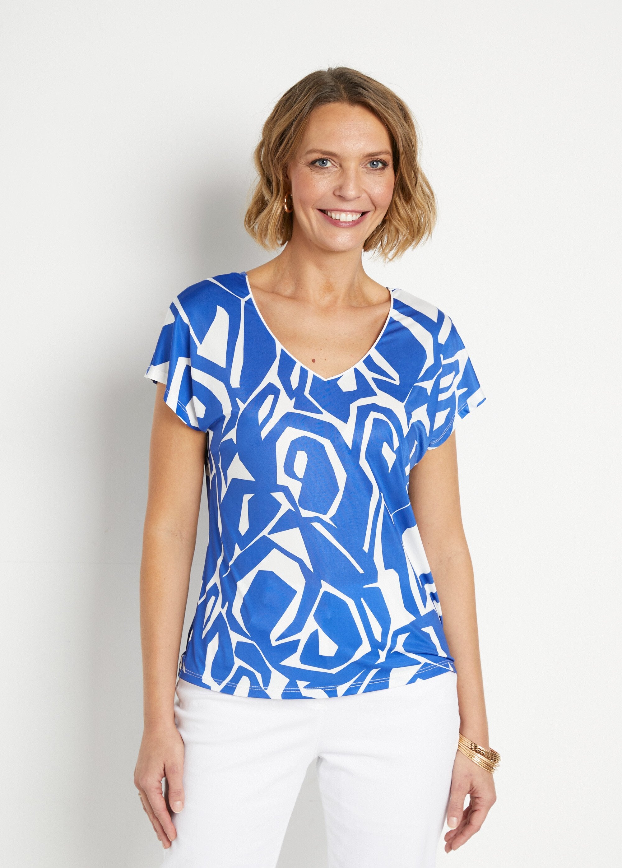 Short_straight_V-neck_graphic_print_t-shirt_Blue_and_white_FA1_slim