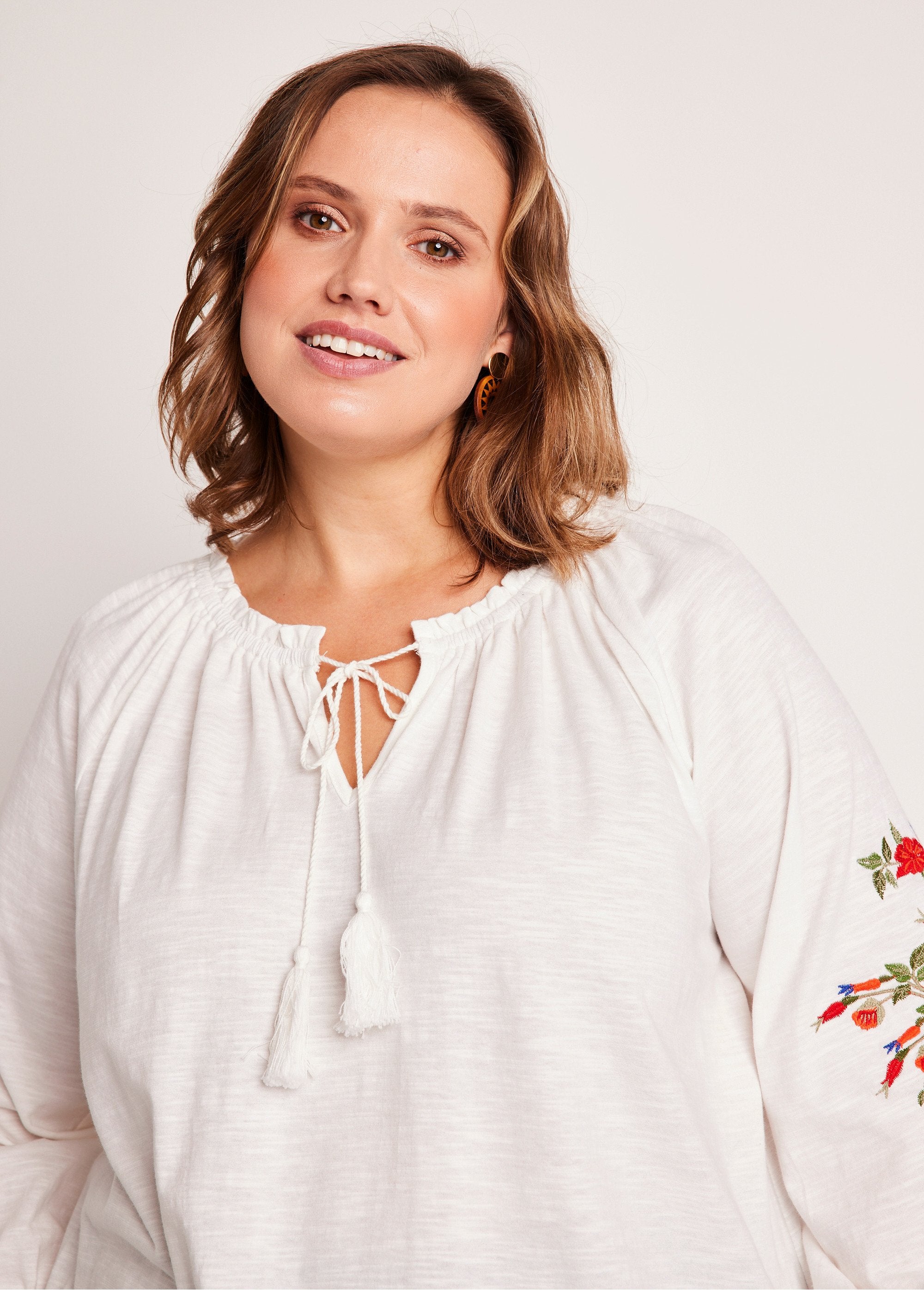 Long_embroidered_t-shirt_with_3/4_sleeves_White_DE1_curvy