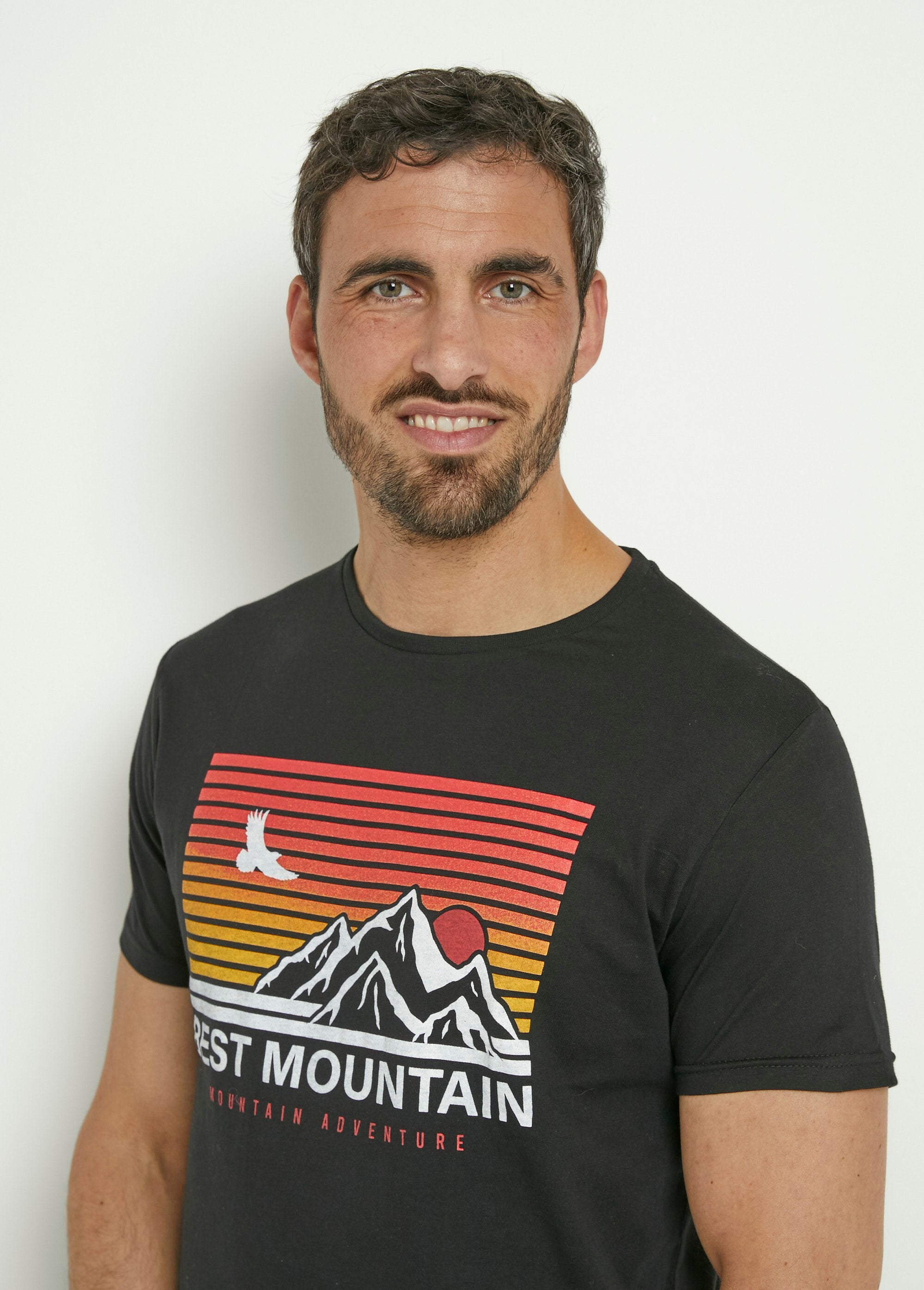 Short-sleeved_mountain_pattern_T-shirt_Black_DE1_slim
