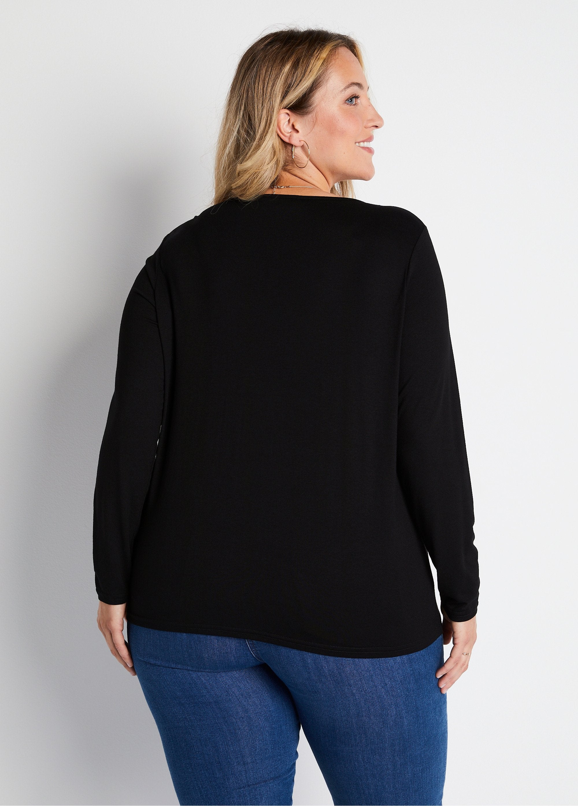 Short_lace_V-neck_long-sleeved_t-shirt_Black_DO1_curvy