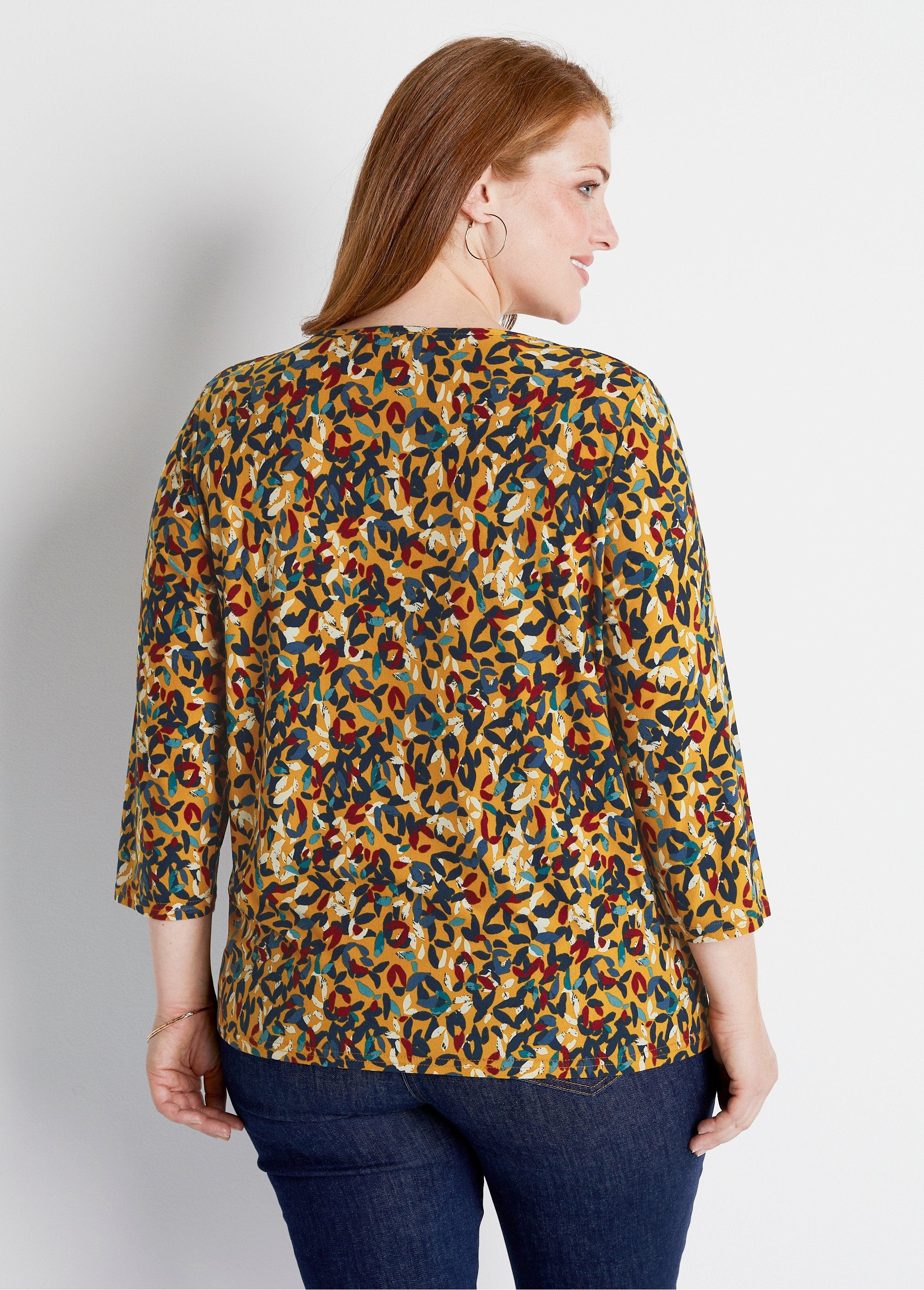 Short_round_neck_3/4_sleeve_printed_t-shirt_Honey_background_DO1_curvy