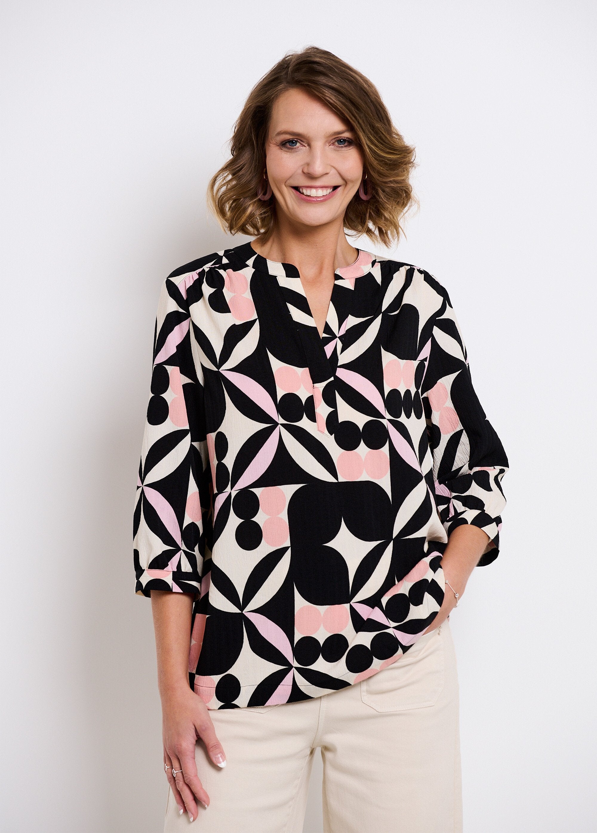 Long_tunic_with_3/4_sleeves_and_graphic_pattern_Black_and_pink_FA1_slim