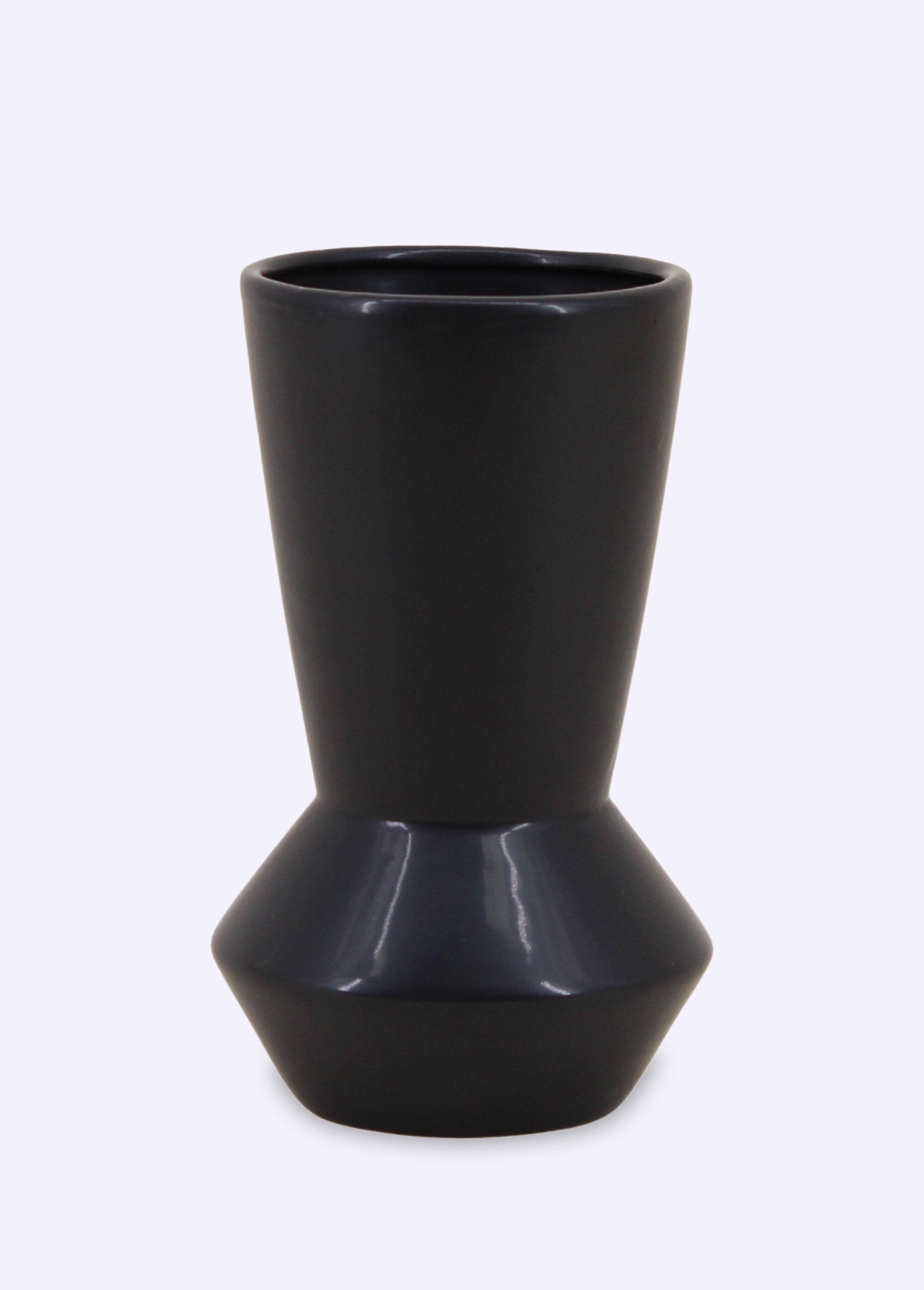 Dark_zig_zag_vase_in_dolomite_Blue_FA1_slim