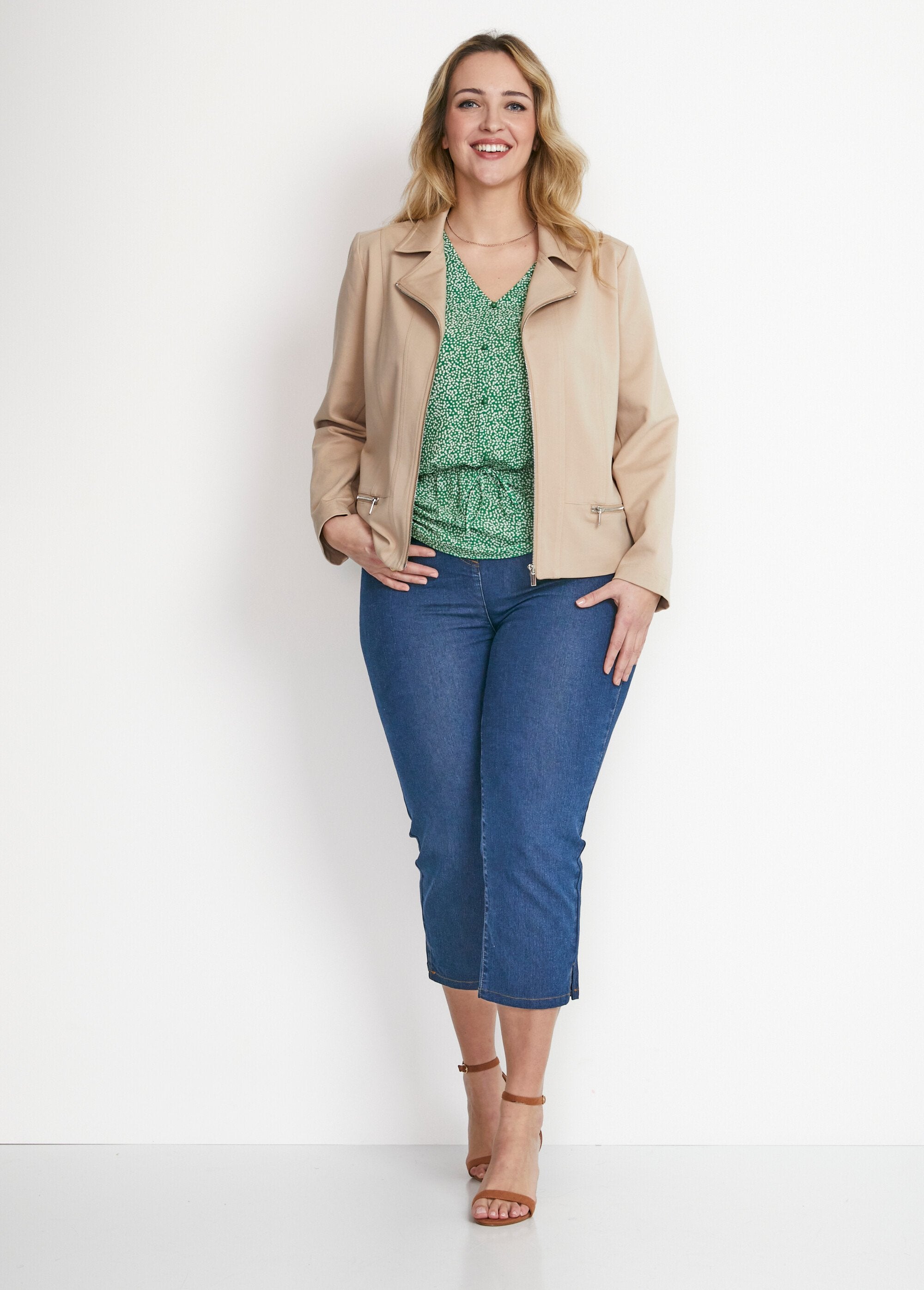 Short_straight_zipped_knitted_jacket_Sand_SF1_curvy