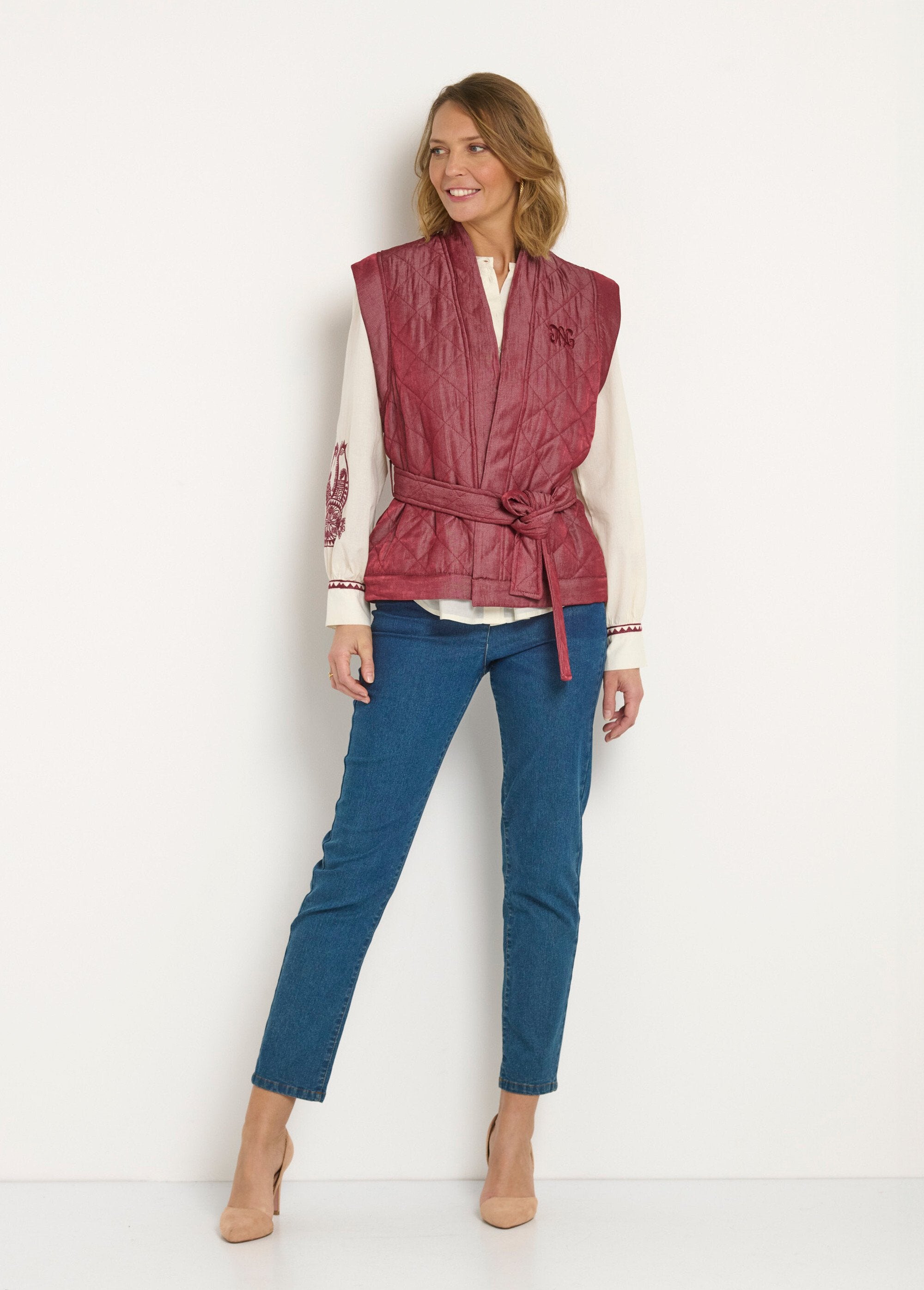 Sleeveless_quilted_jacket_with_belt_Bordeaux_SF1_slim