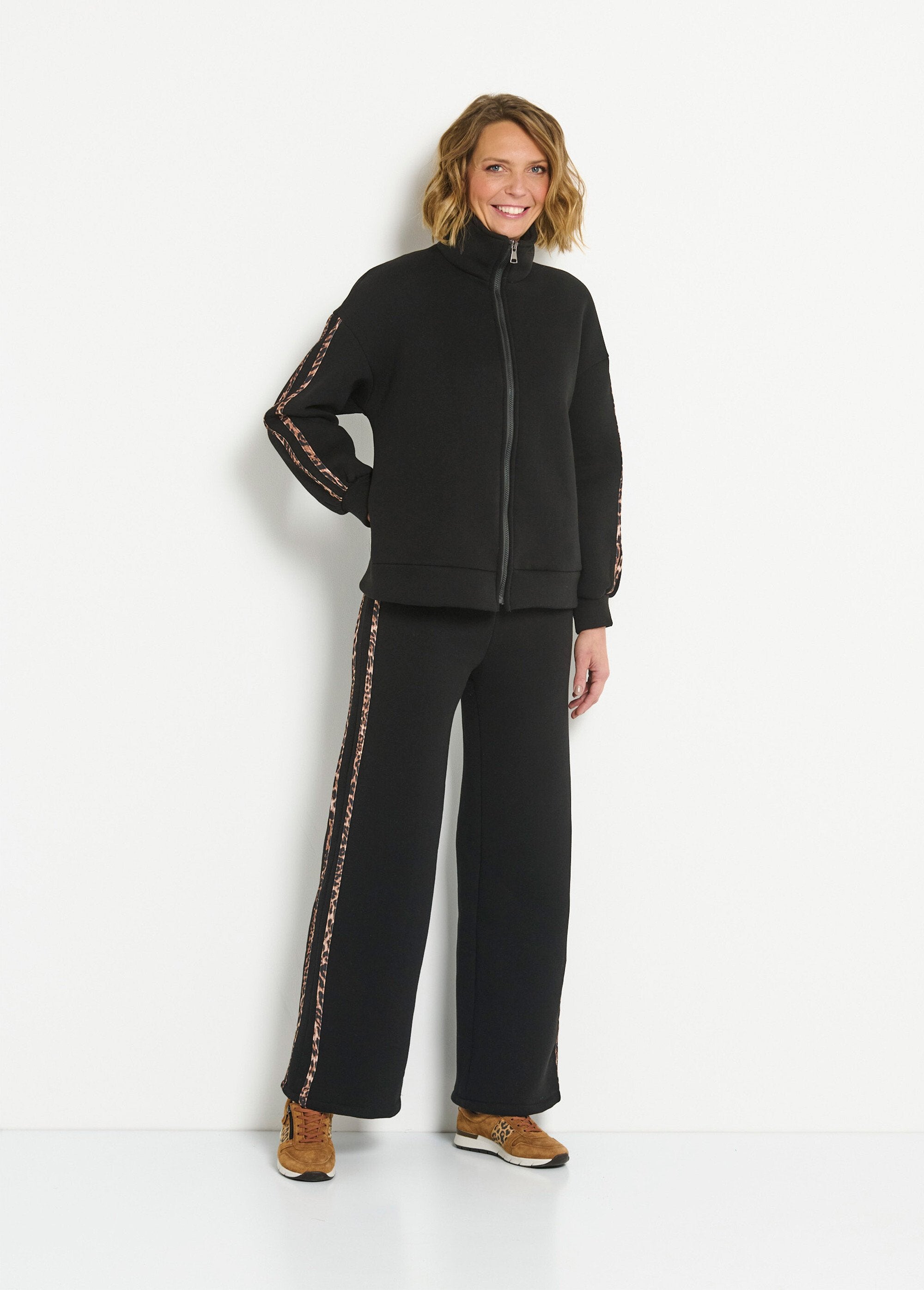 Comfort_fleece_jacket_with_leopard_stripes_Black_SF1_slim