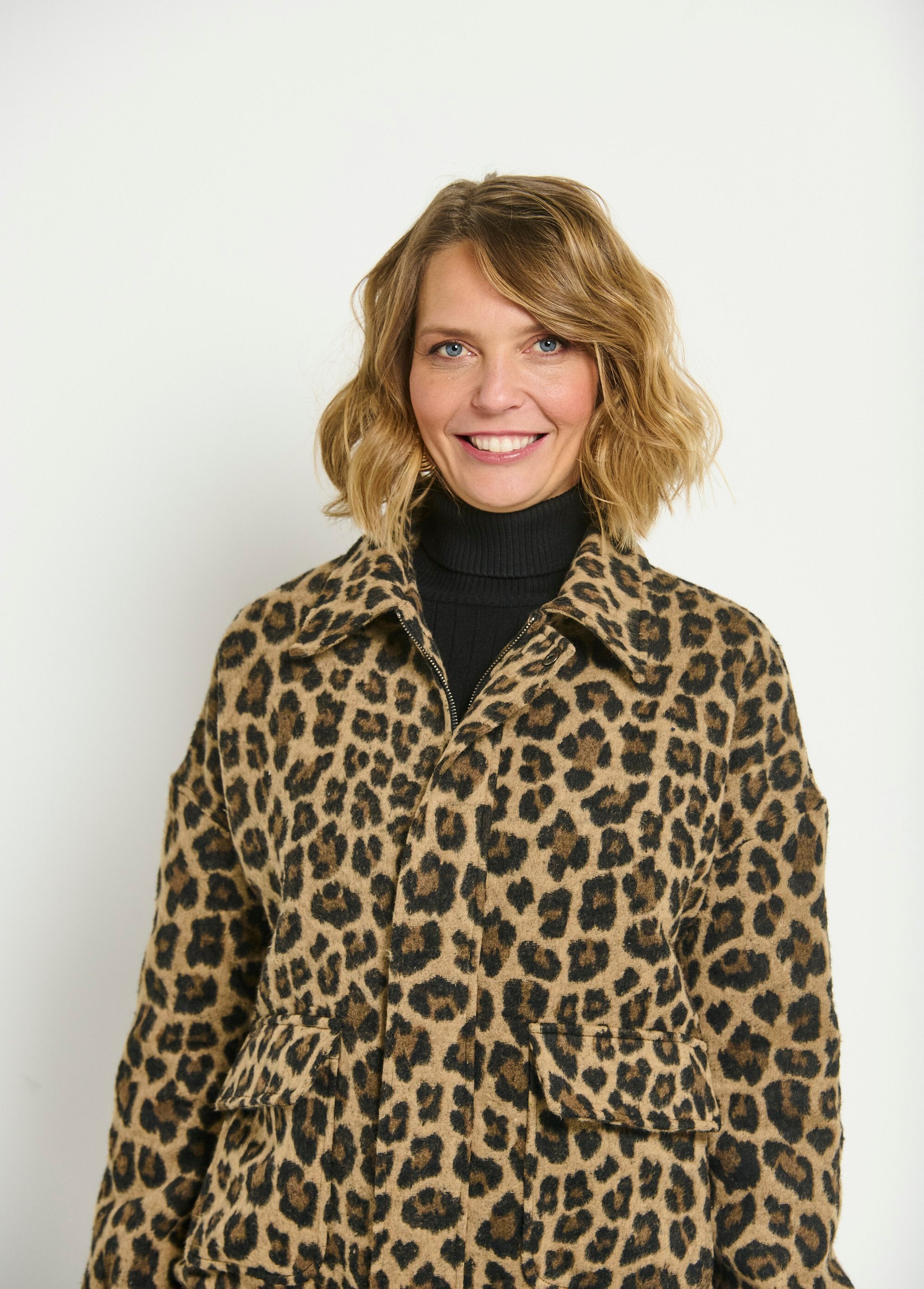 Leopard_print_jacket_with_zip_and_patch_pockets_Leopard_DE1_slim